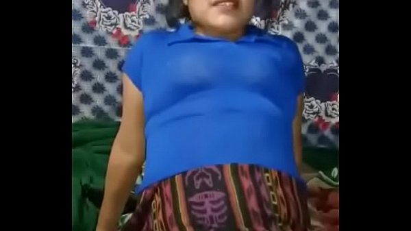 Chapina se muestra para su marido