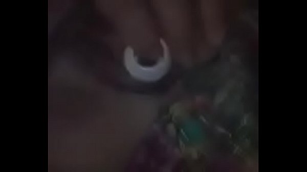 Chava de chapina se mete boquilla de flauta