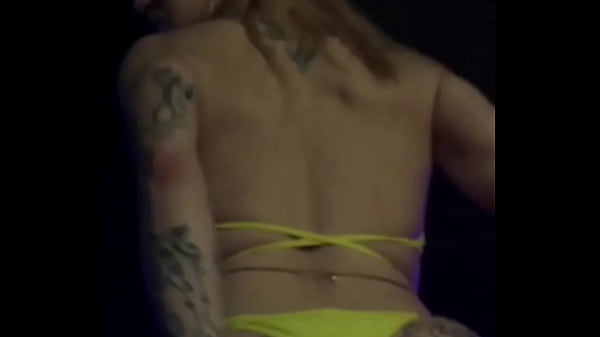 Chapina tatuada con el tanga amarillo y el poto afuera