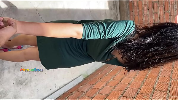 Vecinita en vestido corto folla con su amante en la terraza