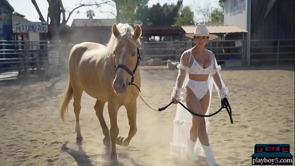 Chapina tetona cabalgando en lencería blanca en el corral