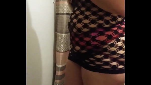 Chula rica en su lencería de medias de red