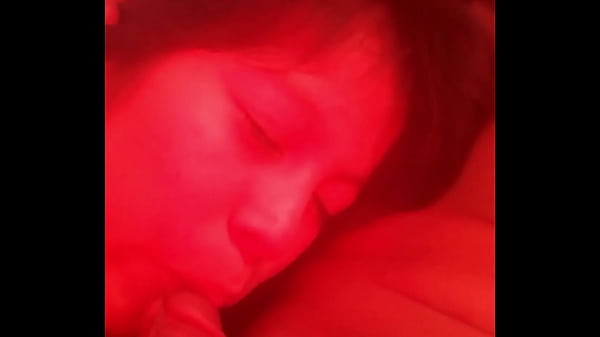 Jovencita caliente mamando verga