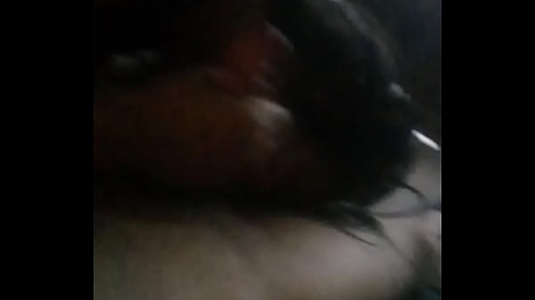 Cholita acostada en la pieza a oscuras, video de celular