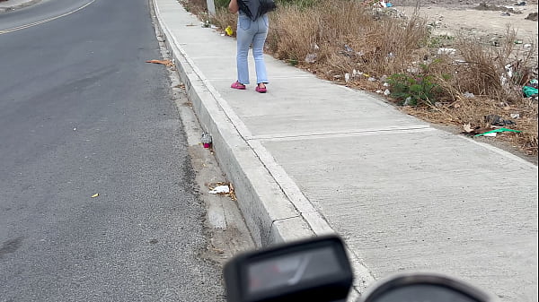 Chibola cogiendo por una bolsa de botellas, casero real