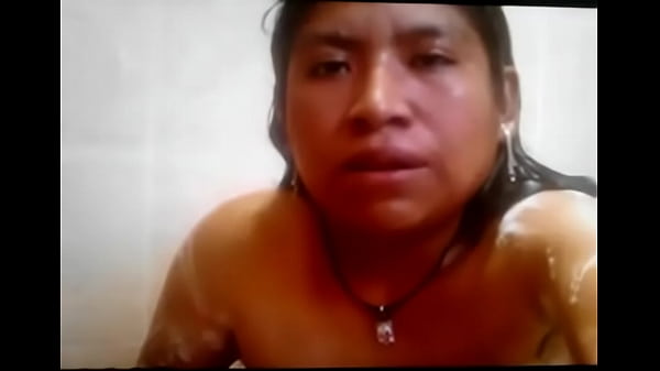 Rica chapina duchándose y mostrando las tetas