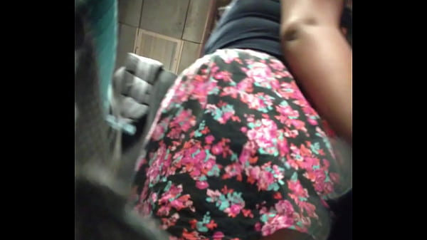 Chola en tanga mostrando el culo bajo la falda en el baño